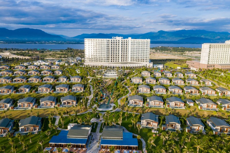 Movenpick Resort Cam Ranh và Radisson Blu Resort Cam Ranh